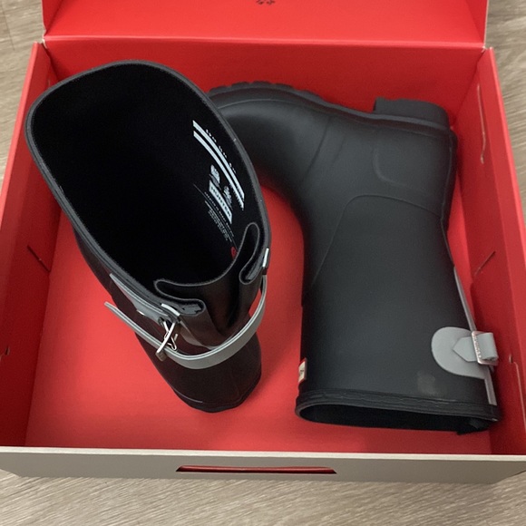 New Hunter Original Short Back Adjustable Waterproof Rain Boot BLACK/TUNDRA GREY - Picture 4 of 5